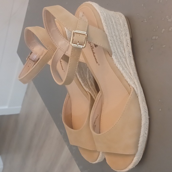 Ladies Tommy Bahama wedge sandal NWOT - Picture 2 of 4